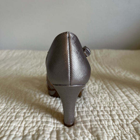 Shoes, heels, strap/buckle style - Picture 3 of 11